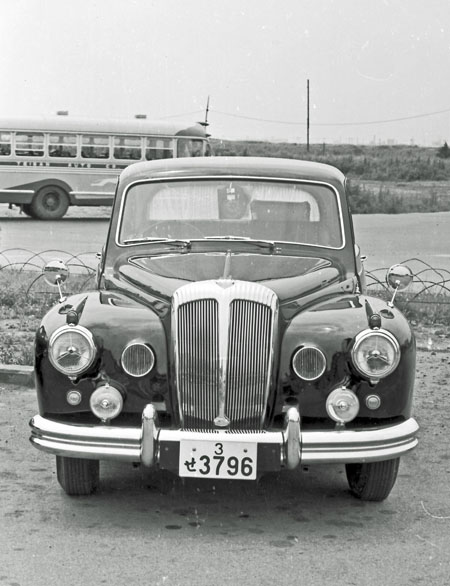 55-1a (034-11) 1955-59 Daimler One-O-Four Saloon.jpg